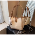 Borsa tote crema con bordi marroni, spallacci e simpatico ciondolo in peluche per donne - Con Ciondolo Elfo dalle Gambe Lunghe / Bianco Sporco