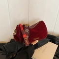Maillard burgunderrote Samt-Zylindertasche mit retro-besticktem breitem Gurt - Rot