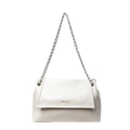 Dettaglio borsa a spalla color crema con catena in argento e logo WEGOCO inciso - Bianco Sporco