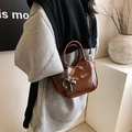 Brown waxed leather tote bag with cat pendant and shoulder strap in a retro setting - With Pendant / Brown