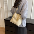 Beige emmertas van leer met een brede jacquard band en goudkleurige kettingaccenten - Khaki