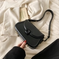 Borsa a tracolla in pelle PU nera con patta e rivetti dorati dallo stile retrò - Nero