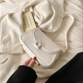 Borsa a tracolla chic in pelle PU bianca con dettagli dorati su sfondo di tessuto morbido - Bianco
