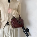 Dark red glossy leather tote bag with black cat charm and beige knitwear contrast - With Pendant / Red