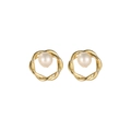 Elegante gouden gedraaide holle creolen met witte parels op een witte neutrale achtergrond - Holle Twist Parel