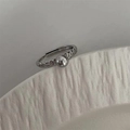 Bague torsadée en argent élégante avec perle grise et détails en zircons brillants - Ouvert Réglable / Gris