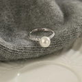 Bague perle exquise avec motif épi de blé et zircons sur fond en maille tissée - Ouvert Réglable / Blanc