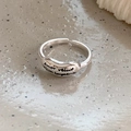 Detailansicht der polierten Silberring-Bohne mit eingraviertem lateinischem Schriftzug - Einstellbar Offen / Unregelmäßiger Bohnen-Buchstaben-Ring / Silber