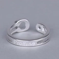 Verstelbare zilveren minimalistische open ring met Promise gravure en matte afwerking - Hol hart open stijl
