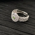 Vista macro della fascia intrecciata in argento S925 con giada verde e piccoli diamanti - Aperto Regolabile / Stile Pietra Verde Zirconia Pavé di Pizzo (Argento S925)