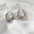 Orecchini a cerchio a goccia in argento lucido su seta bianca dal design minimalista - Cerchio a Goccia d'acqua Ovale Lucido / Oro bianco