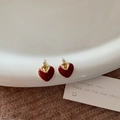 Dettaglio orecchini a cuore in smalto bordeaux con bordi dorati su vassoio ceramica - Orecchini a Cuore in Smalto / Borgogna