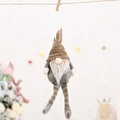 Kerstkabouter hangend ornament met grijs lichaam en bruin gestreepte muts in kerstsfeer - Bruin