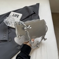 Bolso de hombro plateado metalizado con bordes ondulados y lazos estilo Y2K - Plateado