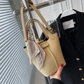 Schicke beige Eimer-Tasche mit Lychee-Narbung, Seidenschal und schmalem Schultergurt - Einheitsgröße / Beige