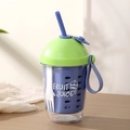 Taza de ensalada de frutas azul y verde con pajita, asa y tenedor para picnic - Verde