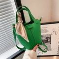 Grasgrüne Eimer-Tasche aus Lychee-Leder mit Seidenschal-Griff und Goldbeschlägen - Einheitsgröße / Grün