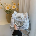 Cremeweiße Perlen-Beuteltasche mit Schmetterlingsdruck und metallischem Stern-Anhänger - Silber