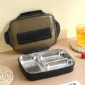 Zwarte lunchbox met 3 compartimenten van SUS304 roestvrij staal op houten tafel - 1 l / Drie Roosters Zwart