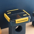 Donkerblauwe lunchbox met vakken, gele gespen en transparant donker deksel - Blauw