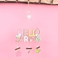 Wanddeko aus Holz Hello Spring mit bunten Buchstaben, Vögeln und Blumenanhängern - Hello Spring Stil