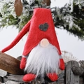 Handgefertigter roter Weihnachtswichtel aus Plüsch mit grauem Herz auf dem Hut - Männlich (Bart)