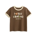 Braunes Kinder-T-Shirt aus Baumwolle mit Wald-Camping-Motiv und Kontrastbündchen - Kaffeebraun / 90cm
