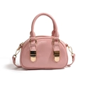 Rosa glänzende Bowling-Handtasche mit Griffen und goldenem Metallschloss auf weißem Grund - Rosa