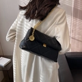 Klassische schwarze Stepptasche aus Leder mit goldener Kette und Logo-Anhänger - Schwarz