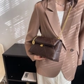 Dunkelbraune gesteppte Leder-Kettentasche mit Gold-Hardware an einem weiblichen Model - Braun
