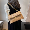 Elegante braune Stepptasche für Damen mit goldener Kette und Ledertextur - Khaki