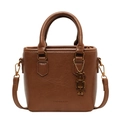 Retro bruine PU tote tas met lychee textuur, dubbele handvatten en een beer hanger - Bruin