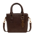 Donkerbruine vintage crossbody tas met reliëflogo en gouden beer hanger detail - koffiekleur