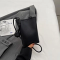 Mini borsa a tracolla in pelle litchi nera con tracolla regolabile annodata da donna - Nero