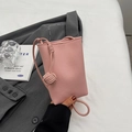 Mini borsa a tracolla rosa texture litchi con dettaglio a sfera intrecciata sul cinturino - Rosa