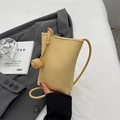Mini borsa a tracolla gialla con trama a litchi e pendente a sfera intrecciata - Giallo