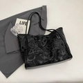 Borsa tote nera con lettere a rilievo e finitura in pelle liscia di moda - Nero