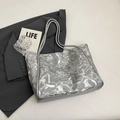 Borsa tote argento con lettere astratte in rilievo e finitura metallica elegante - Argento