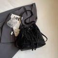 Schicke schwarze Beuteltasche aus Kunstleder mit Faltenoptik und süßem Wolkenanhänger - Schwarz