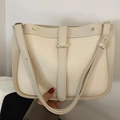 Bolso bandolera beige minimalista en cuero granulado con detalles dorados - Blanco Roto