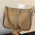 Bolso bandolera beige de grano litchi con costuras blancas y hebilla dorada - Caqui