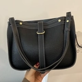 Bolso bandolera de cuero negro con costuras blancas en contraste y hebilla dorada - Negro