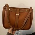 Bolso bandolera vintage de cuero marrón con costuras blancas y hebilla de metal dorado - Marrón