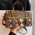 Borsa a tracolla in ecopelle marrone e tessuto a rombi con chiusura dorata - Marrone