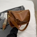 Borsa a spalla in pelle marrone con zip curva e tracolla larga in stile bohémien - Marrone