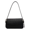 Elegante schwarze Baguette-Tasche mit Krokodilprägung und goldenen Metalldetails auf Weiß - Schwarz