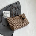 Borsa tote pied-de-poule marrone con manici in pelle e ciondolo a forma di coniglio - Con Ciondolo / Pied de Poule Grande / caffè
