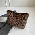 Borsa tote marrone pied-de-poule con finiture in pelle e doppi manici autunnali - Senza Ciondolo / Pied de Poule Grande / caffè
