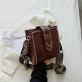 Retro braune Eimertasche mit weißen Nähten und buntem böhmischem breitem Riemen Design - Mit Puppenanhänger Stil / Braun