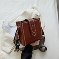 Braune Vintage Umhängetasche mit weißen Nähten, Ethno-Gurt und Kaninchen-Anhänger - Mit Puppenanhänger Stil / Rotbraun